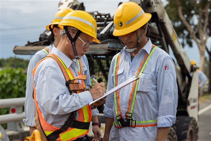 上到山林、下到地下，有網路通訊的地方就有「電信匠人」的身影。（圖／文總提供）