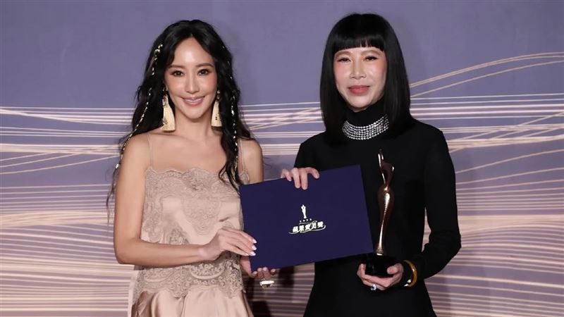 愛爾麗醫療集團於首屆蘋果愛美獎勇奪年度醫美診所大賞金獎，由總經理劉貞華代表上台領獎，品牌專業、服務口碑與團隊實力獲民眾與專業評審雙重肯定。(圖／業者提供)