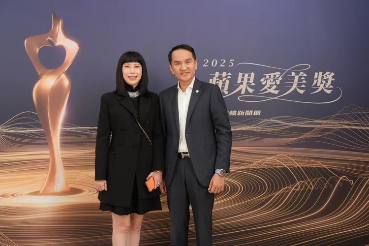 愛爾麗醫療集團於首屆蘋果愛美獎勇奪金獎，總經理劉貞華上台領獎。董事長常如山持續投入公益，捐贈救生快艇及成立基金會，獲「公益大使獎」，雙喜臨門成典禮亮點。(圖/業者提供)