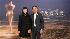 愛爾麗醫療集團於首屆蘋果愛美獎勇奪金獎，總經理劉貞華上台領獎。董事長常如山持續投入公益，捐贈救生快艇及成立基金會，獲「公益大使獎」，雙喜臨門成典禮亮點。(圖/業者提供)