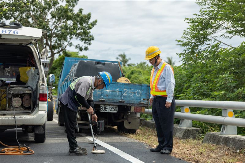 孫堂霖研發人孔微創啟閉創新工法，保障民眾的用路安全。（圖／文總提供）