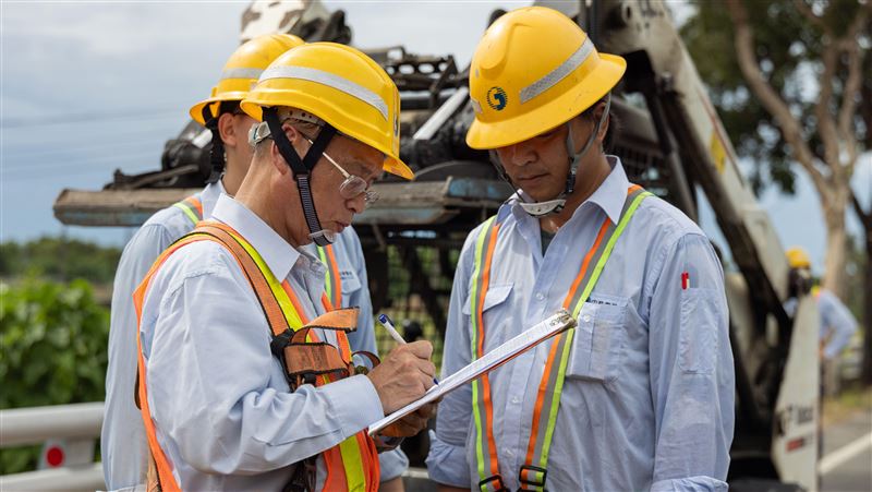 文總《匠人魂》揭露飛天遁地電信匠人！