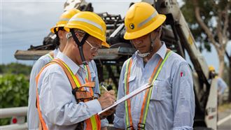 文總《匠人魂》揭露飛天遁地電信匠人！