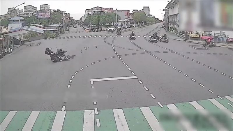 宜蘭五結鄉今天（28日）上午發生一起死亡車禍，駱姓女子（50歲）騎車上班途中行經中正西路時，遭闖紅燈的王姓男子（19歲）高速撞擊，駱女被撞飛倒地不起，經送醫急救仍不治，肇事的王男則受輕傷