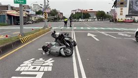 宜蘭五結鄉今天（28日）上午發生一起死亡車禍，駱姓女子（50歲）騎車上班途中行經中正西路時，遭闖紅燈的王姓男子（19歲）高速撞擊，駱女被撞飛倒地不起，經送醫急救仍不治，肇事的王男則受輕傷。