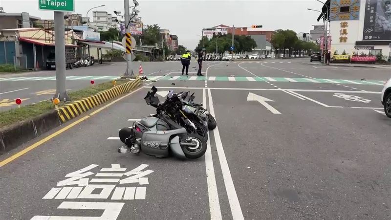 19歲男騎車闖紅燈　女被撞飛倒臥血泊喪命