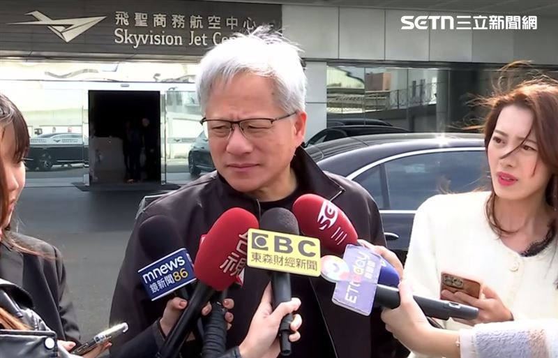 黃仁勳抵達松山機場，開心向記者分享，自己好幾年沒有按摩，這次特別去按摩放鬆。（圖／三立新聞）