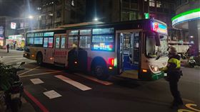 車禍事故現場公車。（圖／翻攝畫面）