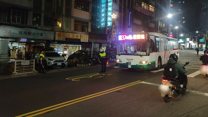 警方到場疏導交通。（圖／翻攝畫面）