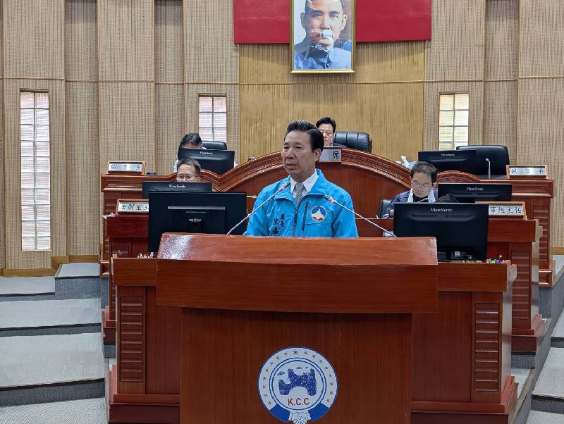 金門縣長陳福海（前）28日在金門縣議會答詢是否支持通橋到中國大陸廈門翔安機場時表示，金門人都支持，但是蓋橋或隧道仍有討論、思考空間