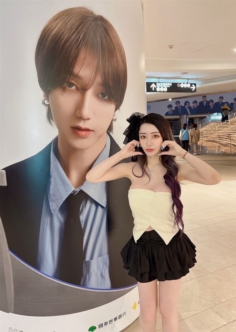 沈娜娜曬出多張與偶像大型海報的甜蜜合照。（圖／沈娜娜提供）