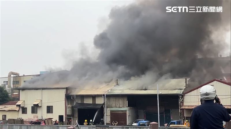 新／高雄工廠大火濃煙狂竄　現場畫面曝光