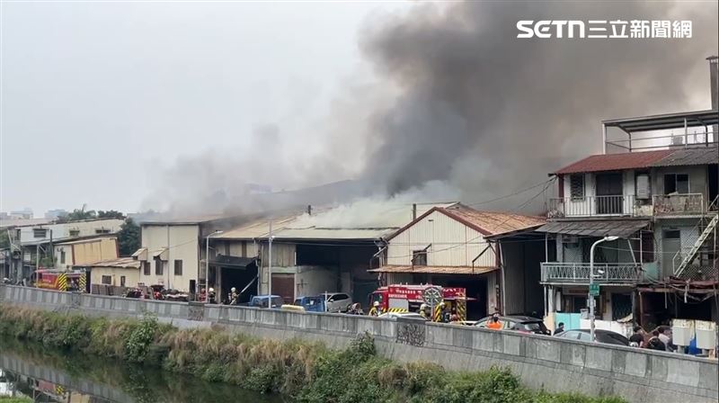高雄市三民區孝順街一間鐵皮工廠28日下午1時許發生火警。（圖／翻攝畫面）
