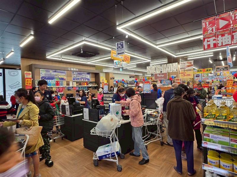 崁頂鄉長積極洽談全聯進駐，讓在地居民不用再跑東港或潮州採買生鮮和生活用品。(圖／全聯提供）