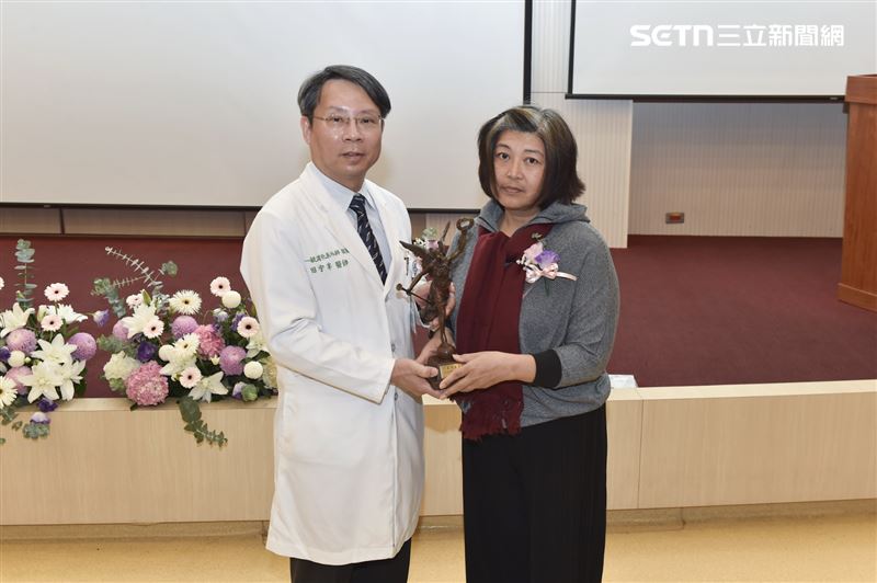 佳里奇美醫院院長田宇峯致贈捐贈者家屬「桂冠小天使雕像」。（圖／奇美醫院提供）