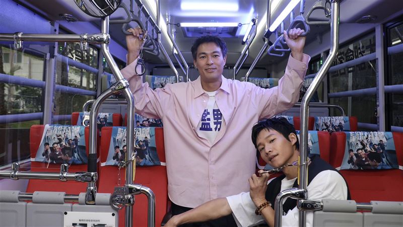 演出受刑人的楊祐寧與黃冠智今（28）日出席劇組舉辦的「社畜囚生巴士」活動。（圖／記者鄭孟晃攝影）