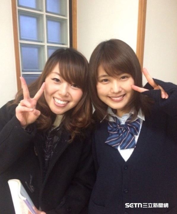 小林沙耶加回憶，高二時的自己成績不僅墊底，學習程度甚至只有國小四年級的水平，但恩師坪田信貴並沒有嘲笑她。老師耐心傾聽她的想法，並和她一起訂下考取的目標大學，讓她深深感受到，這世界上也有不同於一般大人的理解與支持。正是這份鼓勵，點燃了她努力學習、挑戰自我的信心，最終成功翻轉人生。（圖／小林さやかIG授權提供）