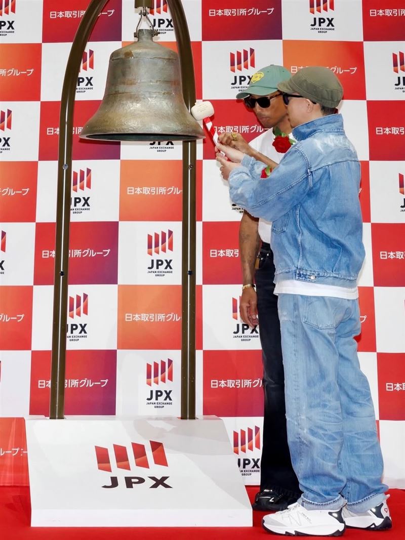 NIGO與Pharrell Williams兩人一同敲鐘正式掛牌上市（圖／翻攝自IG @nigo）