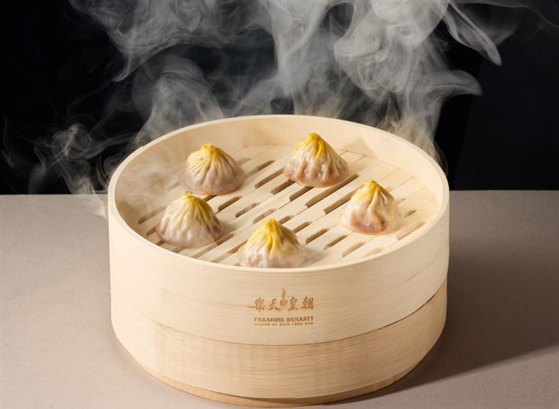 「煙燻星鰻小籠包」將鰻魚飯包進小籠包裡，上桌後還有漂亮的煙霧開籠秀。(圖／樂天皇朝提供）