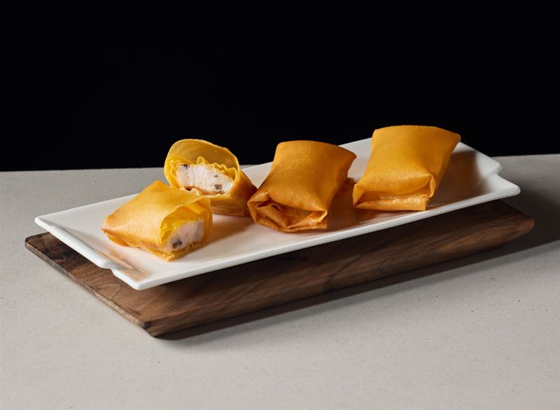 「鮮蝦空氣春捲」一口咬下飽滿蝦肉鮮味破「捲」而出。(圖／樂天皇朝提供）