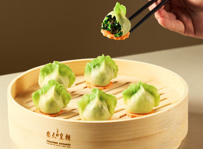 素蒸餃升級為翠玉白菜造型的「翡翠白玉素蒸餃」。(圖／樂天皇朝提供）