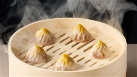 樂天皇朝,煙燻星鰻小籠包(圖／樂天皇朝提供）
