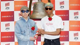 由NIGO（左）創立潮牌昨天正式在東京掛牌上市，由美國知名流行天王「菲董」共同持股（圖／翻攝自IG @nigo）