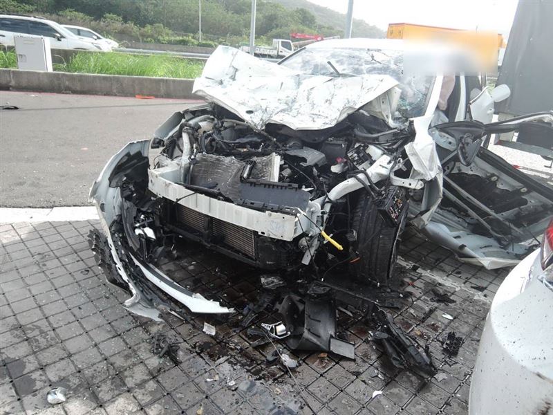 肇事轎車車頭幾乎全毀。（圖／翻攝畫面）