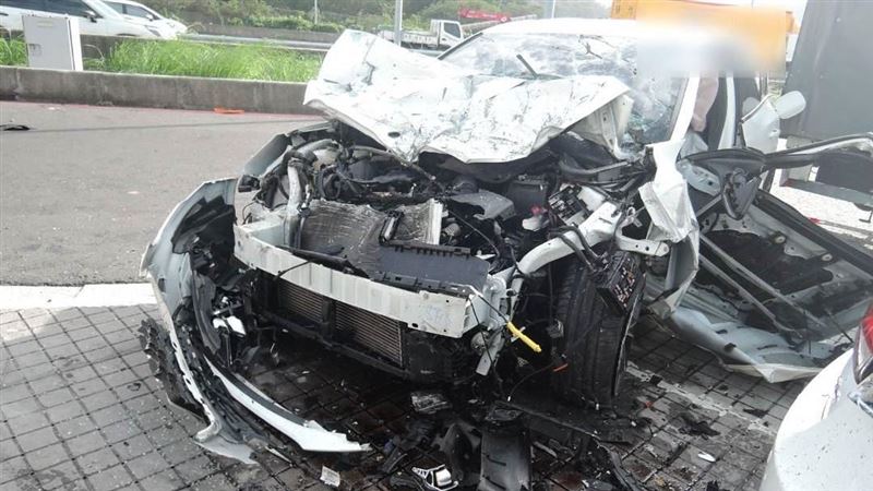 陳姓男子開啟輔助駕駛又分心，先撞擊護欄後再撞擊停車格內的5台汽車，共造成3人受傷送醫。（圖／翻攝畫面）