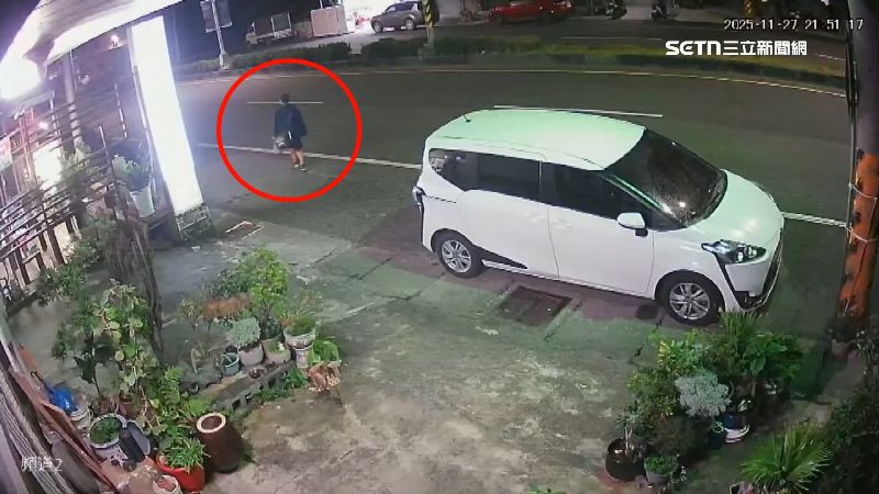 小孩在補習班門口等家長接送