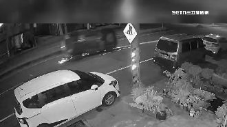 家長接下課「喬車位」　後車反應不及撞翻