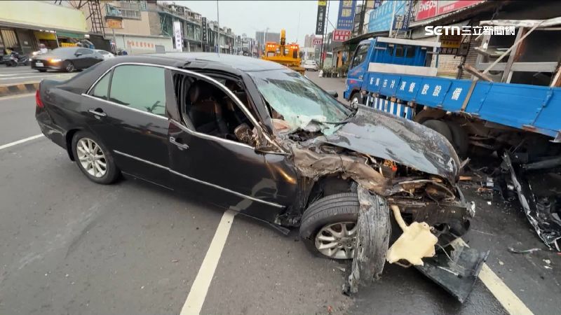 轎車引擎蓋、窗框都變形毀損