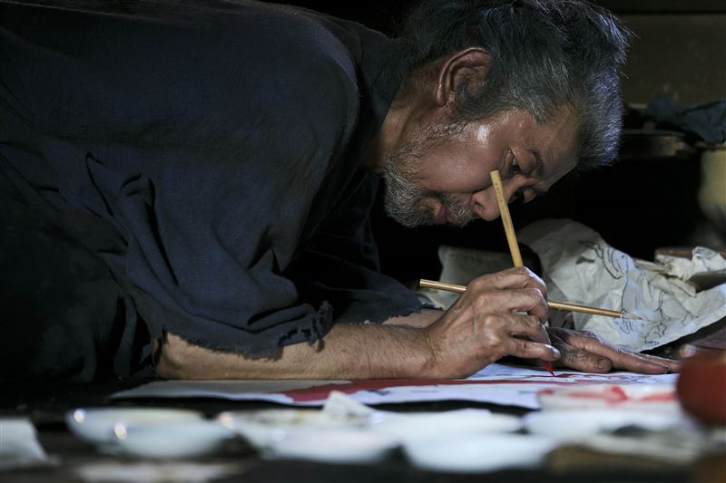 永瀨正敏此次為了成功演出北齋的大師風範，除了努力在拍攝前苦練繪畫，在自己的外型上也下足苦工。（圖／天馬行空提供）