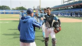 黑豹旗羅東高工晉4強　寫隊史紀錄黑豹旗青棒賽28日進行8強賽，羅東高工以4比2擊敗美和高中、闖進4強，是目前為止球隊在全國賽最佳成績。圖為賽後球員與教練擊掌畫面。中央社記者謝靜雯攝　114年11月28日