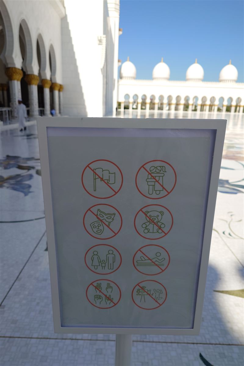 阿布達比民風保守，參觀皇宮禁忌多，禁止男女、夫婦有任何肢體上接觸。(圖／當事人提供)