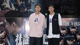 演出受刑人的楊祐寧與黃冠智今（28）日出席劇組舉辦的「社畜囚生巴士」活動。（圖／記者鄭孟晃攝影）