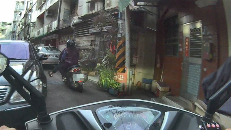 男友毒駕跑給警察追　女友被載著跑還腿軟