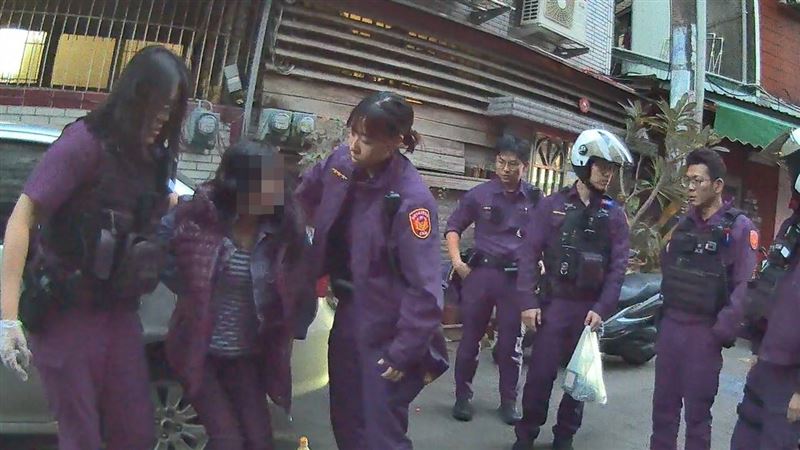 林姓女友因貧血，被警方攔下時臉色發白、腿軟，一查還是個通緝犯。（圖／翻攝畫面）