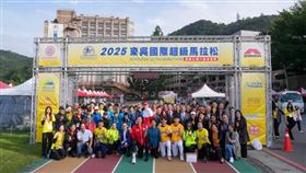 2025東吳國際超級馬拉松選手、志工賽前大合照。（圖／東吳大學提供）