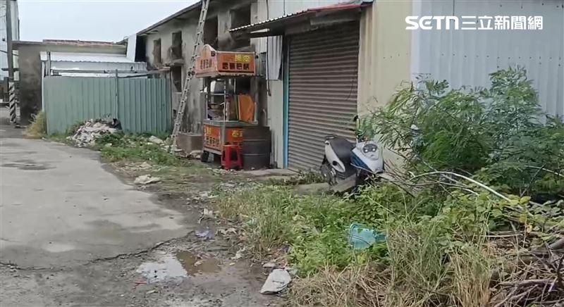 白天回到關押倉庫，四周人煙稀少，要是發生萬一還真的叫天不應，叫地不靈。（圖／翻攝畫面）