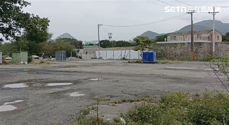 白天回到關押倉庫，四周人煙稀少，要是發生萬一還真的叫天不應，叫地不靈。（圖／翻攝畫面）