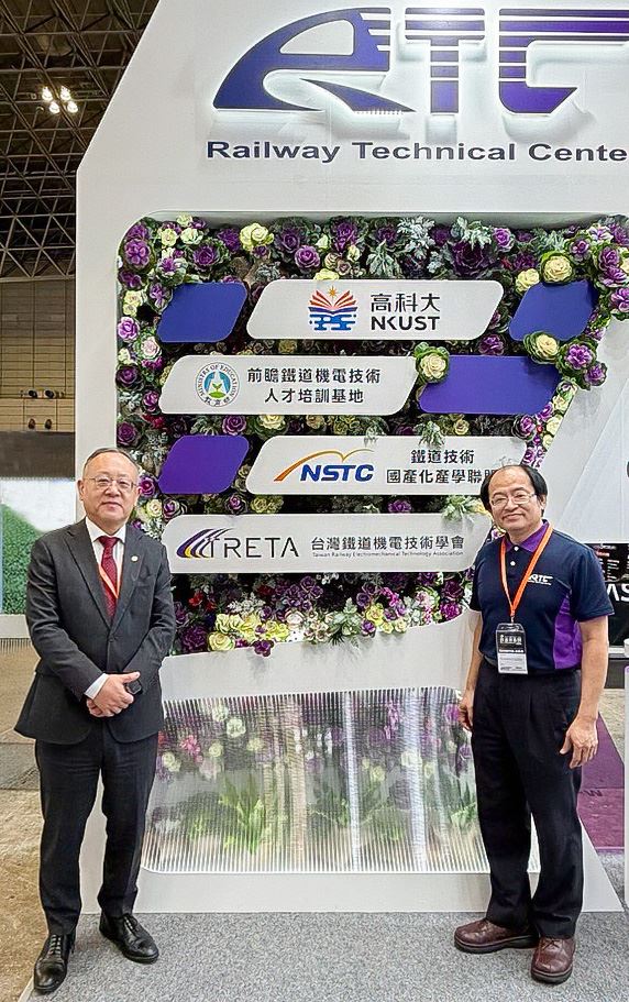 台灣高鐵公司史哲董事長(左)與鐵道技術中心張簡嘉壬教授(右)於「鐵道技術展」現場合影。（圖／高鐵公司提供）