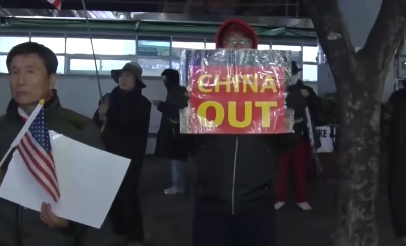 韓國民眾不滿中國旅客太多，舉「CHINA OUT」牌子抗議。（圖／翻攝自youtube@FNNプライムオンライン）