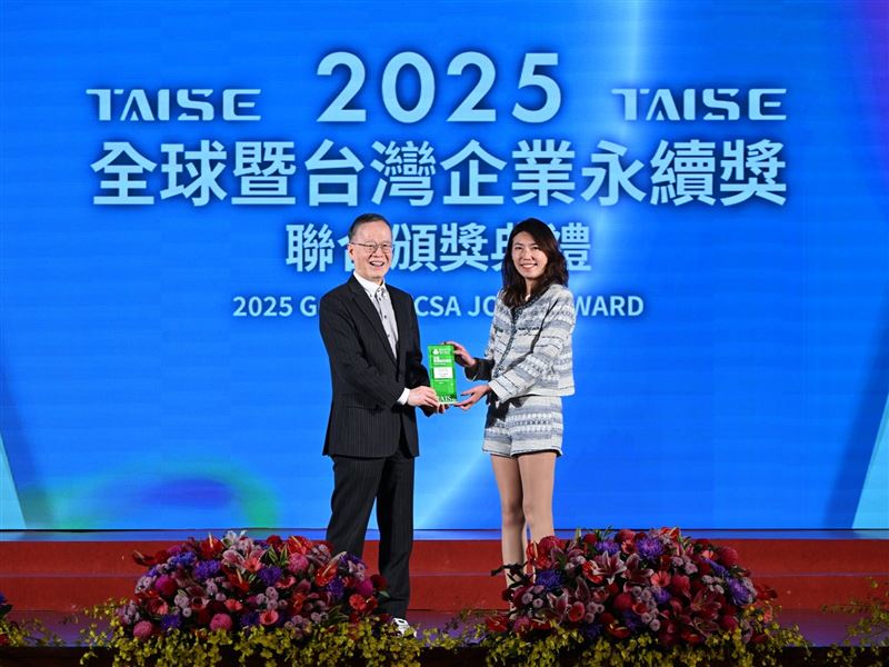 雲豹能源獲永續報告最高榮譽「白金獎」及「台灣永續績優企業獎」兩項大獎，由台灣永續能源研究基金會董事長簡又新擔任頒獎人（左），雲豹能源總經理趙書閔（右）代表領獎