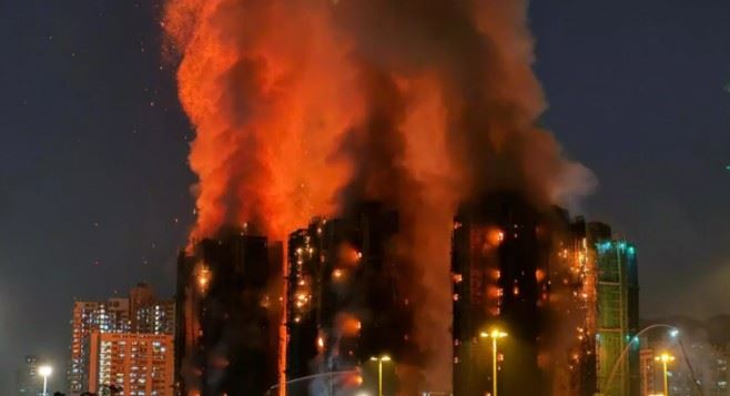 香港大埔宏福苑在11月26日凌晨爆發五級大火，多棟高樓瞬間陷入火海，造成逾百人死亡。（圖／翻攝自Threads）