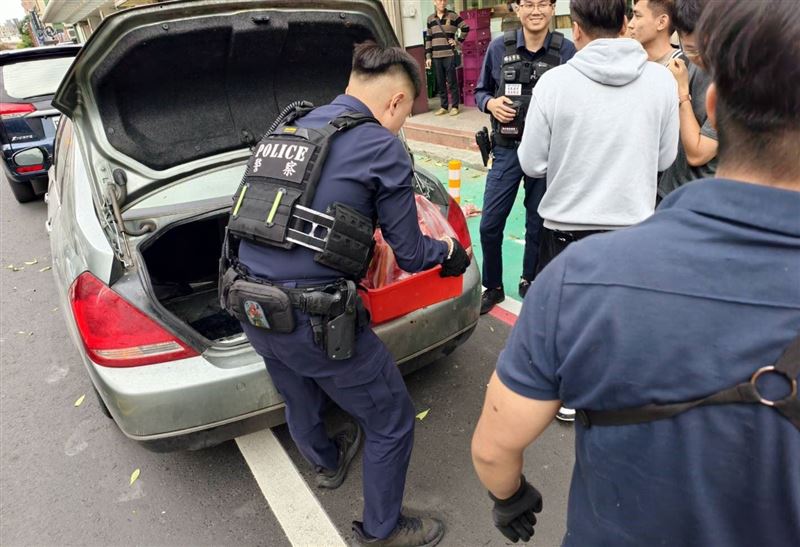 新竹縣動保所與新竹縣流浪動物珍愛協會人員，逮到私賣「野味」。（圖／新竹縣政府提供）