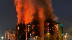 香港大埔宏福苑在11月26日凌晨爆發五級大火，多棟高樓瞬間陷入火海，造成至少近百人死亡。（圖／翻攝自Threads）