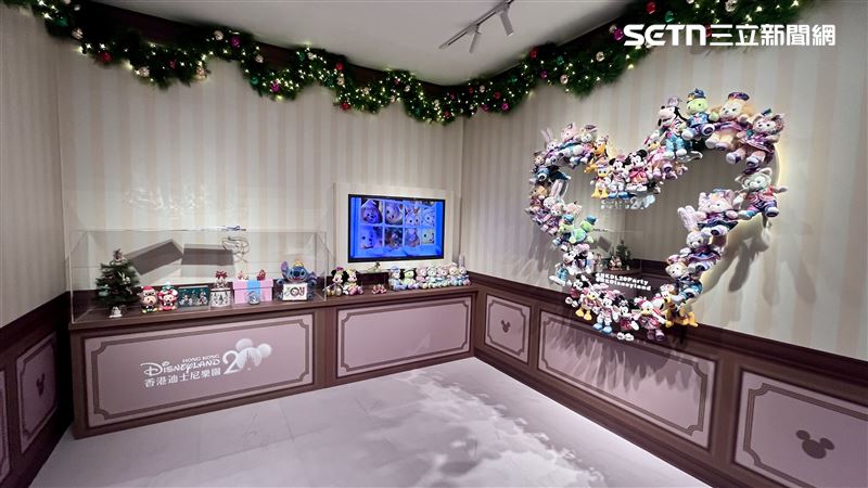 香港迪士尼20週年拍照小屋展示多款限定娃娃，還可以戴頭飾玩拍貼機。(圖／記者賴俊佑攝影）