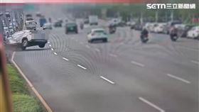 北市方翁開車自撞分隔島，導致燈桿傾倒砸中對向3部轎車。（圖／翻攝畫面）