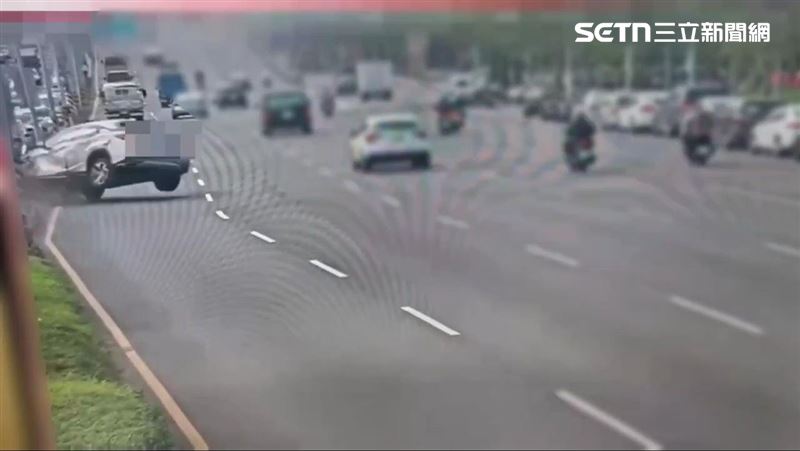 七旬翁開車撞分隔島　燈桿傾倒砸對向3車